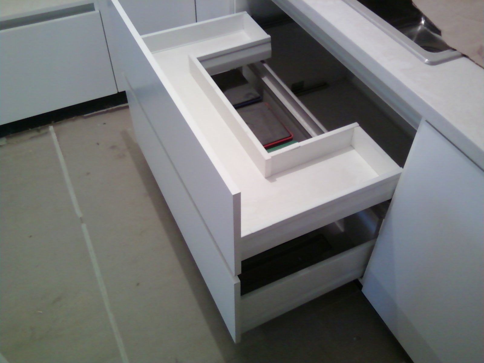 benjamin: cocina laqueada con herrajes perfil ´´j´´y accesorios hafele